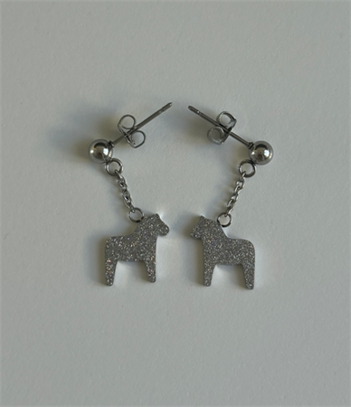 Örhänge Dalahäst i kedja sandblästrad silverfärgad